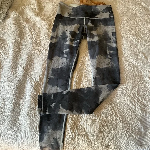 Lululemon Grey Camo Leggings, MSRP $98, size 6 - Picture 1 of 6